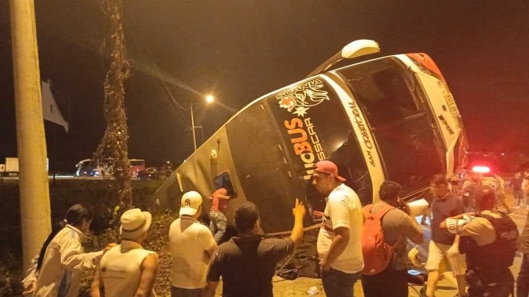 Al menos un fallecido y 19 heridos dejó vuelco de un autobús en zona costera de Ecuador 