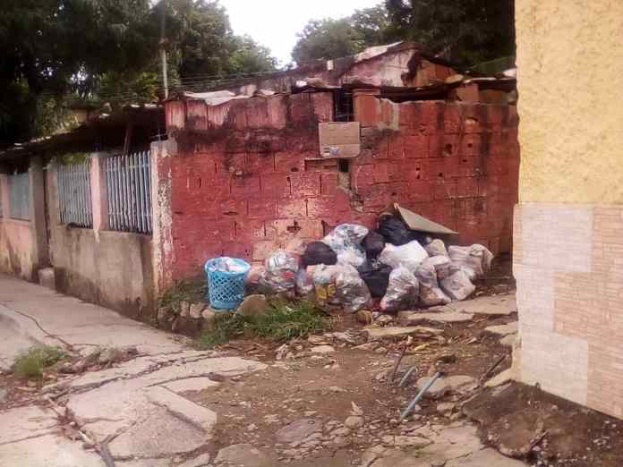 A la gente de Misión Abajo en Guárico se les acumuló la basura: el aseo tiene dos meses sin visitar el sector