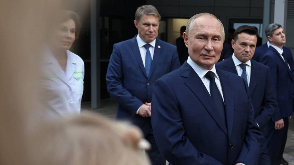 Putin es ridiculizado por hacer extraño comportamiento con unos audífonos