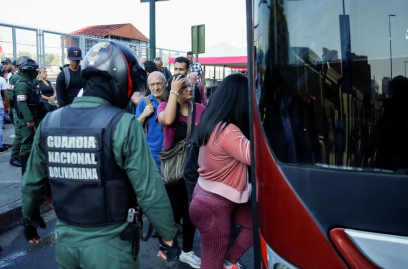 Venezuela a oscuras: los residentes de Caracas lidian con el apagón mientras Maduro envía a la GNB a la calle