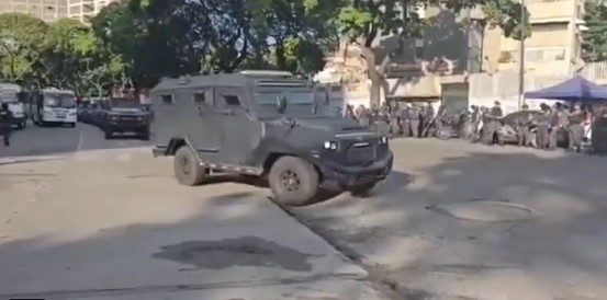 Régimen de Maduro militariza parte de Petare para evitar que la gente baje a protestar contra el fraude (Imágenes)