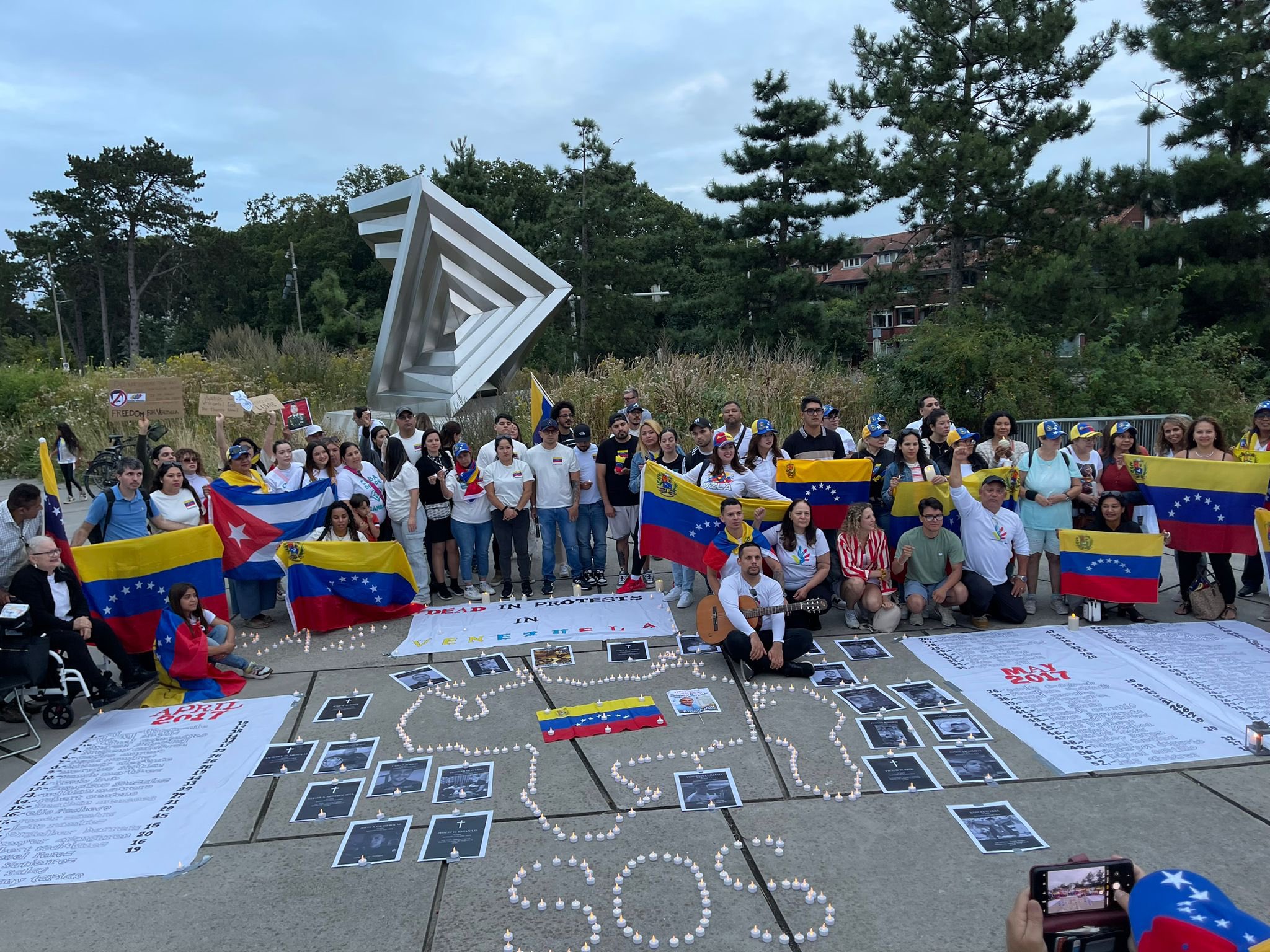 “Queremos respuestas”, venezolanos en La Haya exigieron pronunciamiento de la CPI (Imágenes)