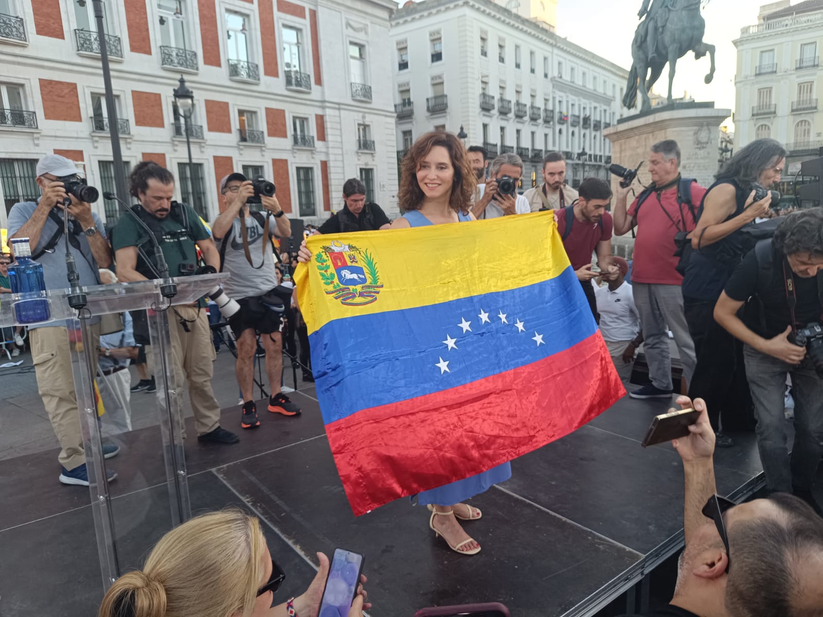 Ayuso acompañó a los venezolanos en Madrid: El Gobierno no actúa porque Zapatero tiene mucho que callar