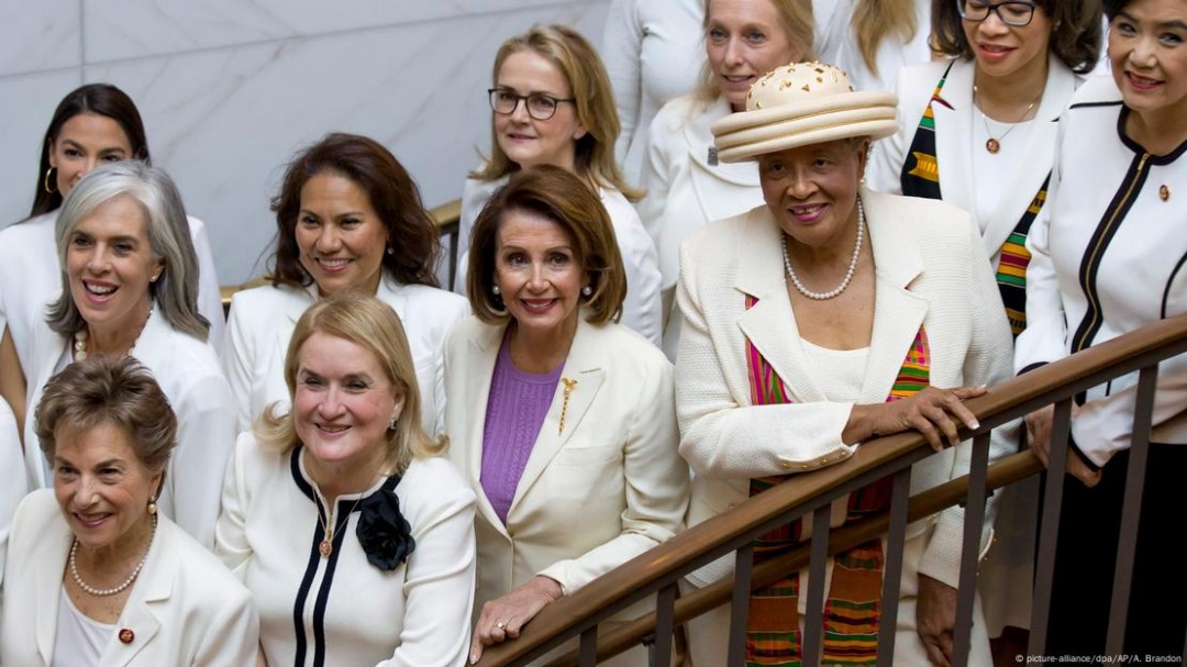 Las mujeres en la convención demócrata se visten de blanco para coronar a Kamala Harris