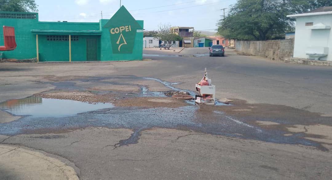 Aguas negras recorren varias calles de Pueblo Nuevo de Paraguaná