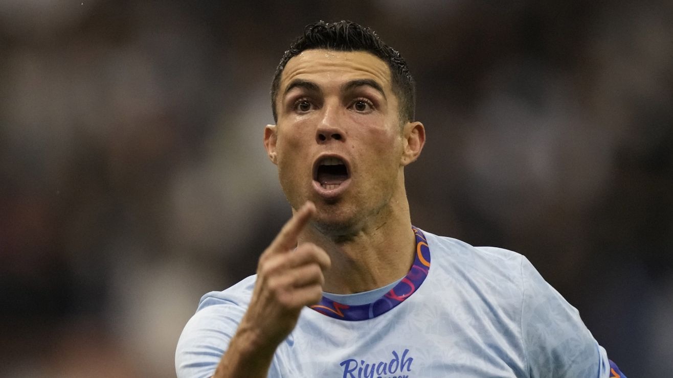 ¡SIUUU! Cristiano Ronaldo convirtió golazo de tiro libre y quedó a un tanto de los 900 (VIDEO)