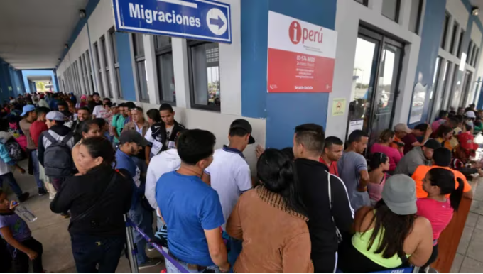 Venezolanos pueden salir de Perú con estos documentos, según migraciones