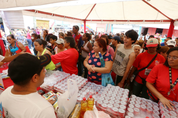 Mercados a cielo abierto, una forma de regularizar la informalidad que prolifera en Caracas