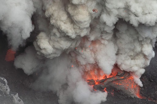 Escaladores se salvaron por poco de morir abrasados por la lava de un volcán (VIDEO)