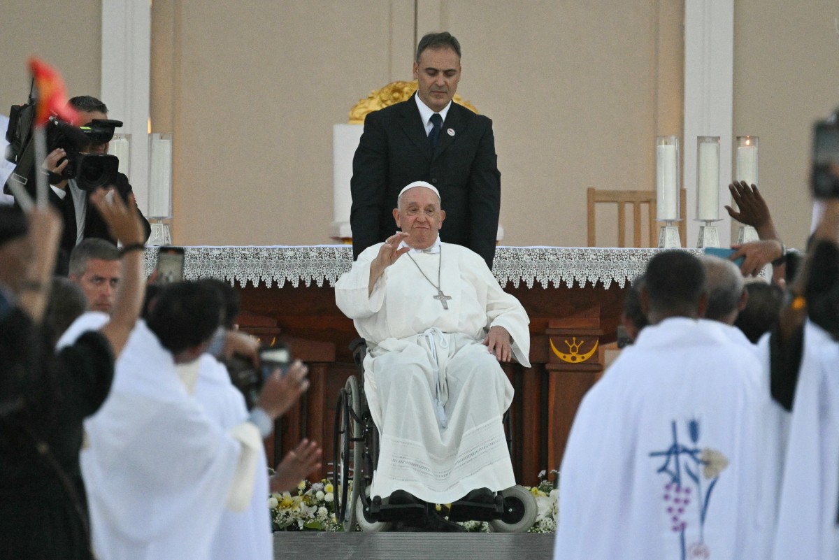 El papa Francisco se da un baño de masas en Timor Oriental con misa multitudinaria