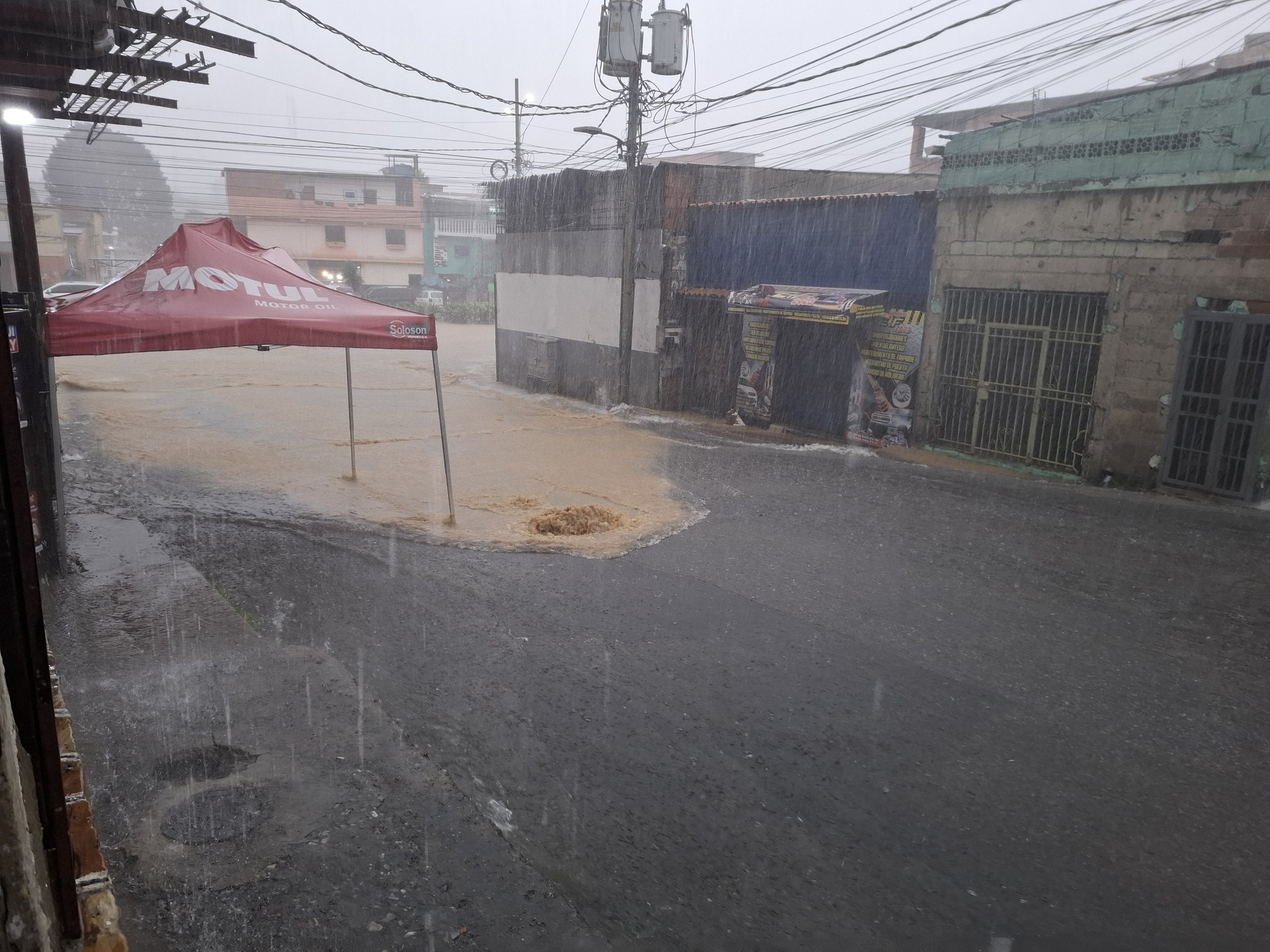 Fuertes lluvias dejaron calles anegadas en varias zonas de Caracas este #2Sep (Videos)