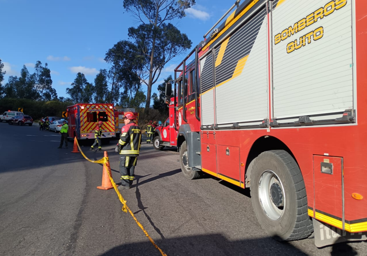 Trágico volcamiento de un autobús dejó múltiples muertos en Quito