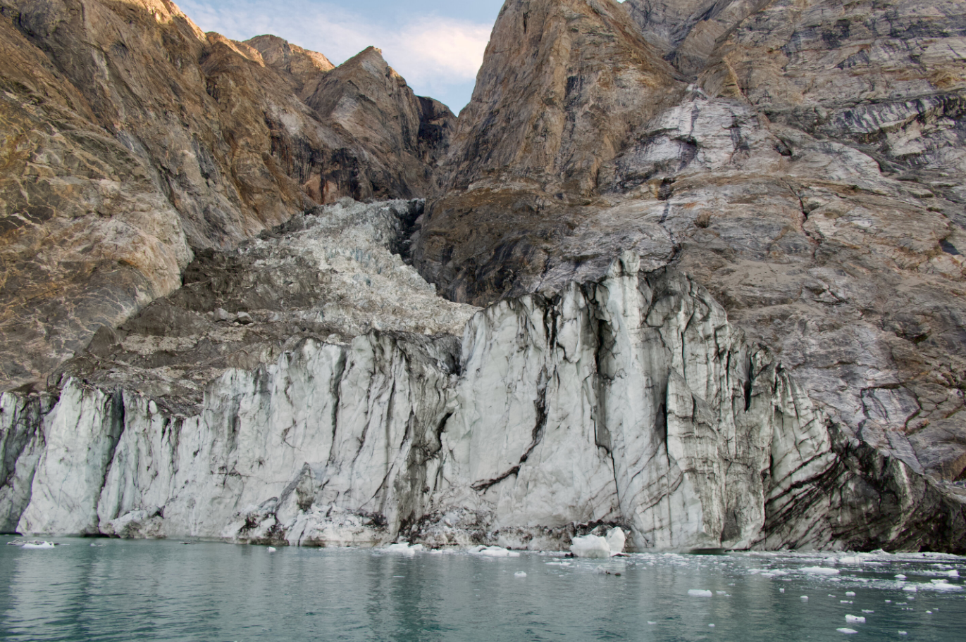 Avalancha de roca y hielo en un glaciar de Groenlandia causó tsunami de 200 metros