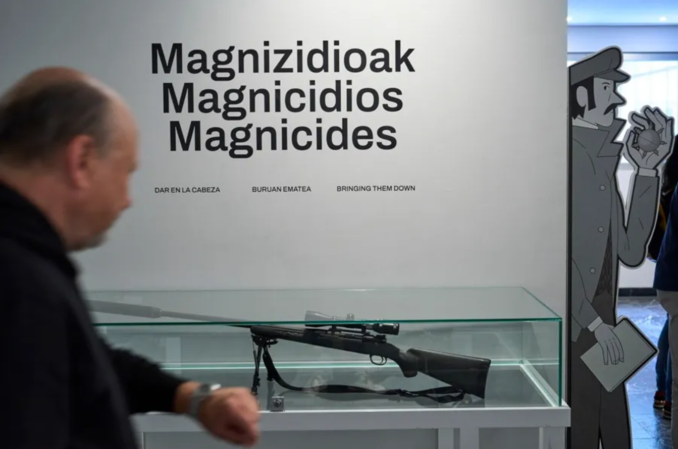 Una exposición mostró el fusil con el que terroristas de ETA apuntaron al rey emérito Juan Carlos