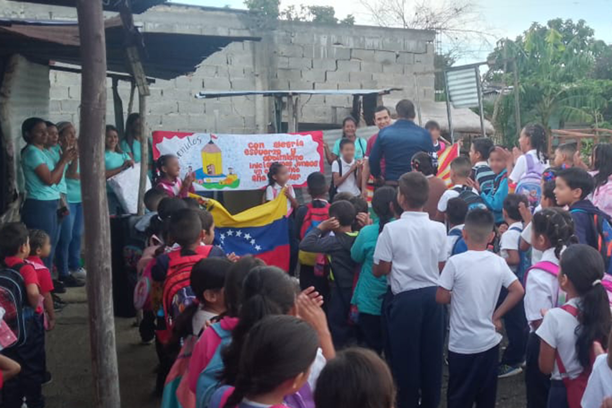 Entre láminas de zinc y espacios reducidos, estudiantes de una escuela de Barquisimeto inician el año escolar