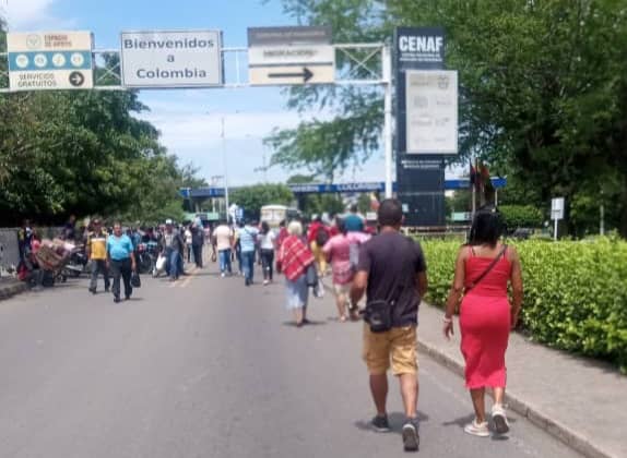 Comerciantes colombianos cierran puente internacional Simón Bolívar por más de una hora en protesta por controles excesivos