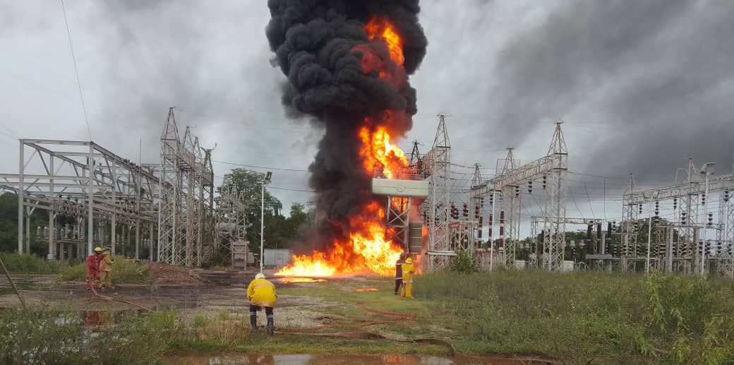 Explosión en subestación eléctrica dejó sin luz a una zona petrolera en Zulia (FOTOS)