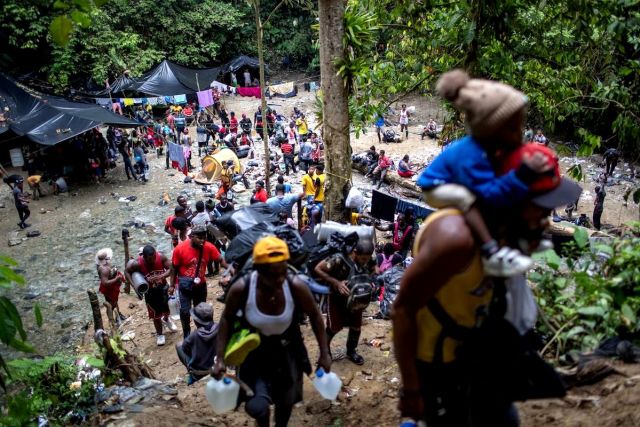 Inmigrantes cruzando la Selva del Darién- Getty Images