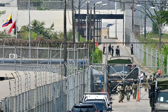 Miembros de la Policía Nacional y del Ejército custodian La Roca, la cárcel de máxima seguridad de Ecuador, en Guayaquil (Ecuador). EFE