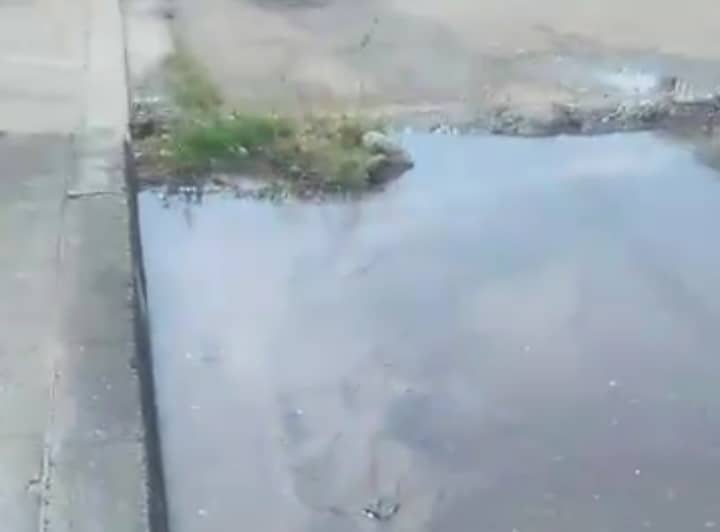 En el Barrio Mi Jardín de Barinas se pierde el agua por una tubería rota desde hace tres días