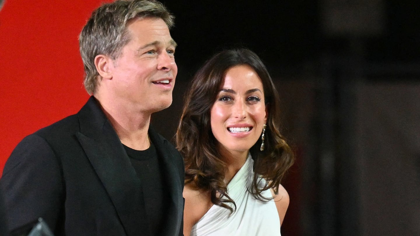 Brad Pitt presentó a su nueva novia que tiene 30 años menos: las primeras FOTOS de la pareja