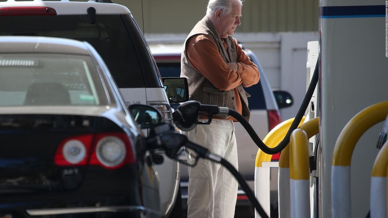 Por qué baja el precio de la gasolina en EEUU y a cuánto podría llegar