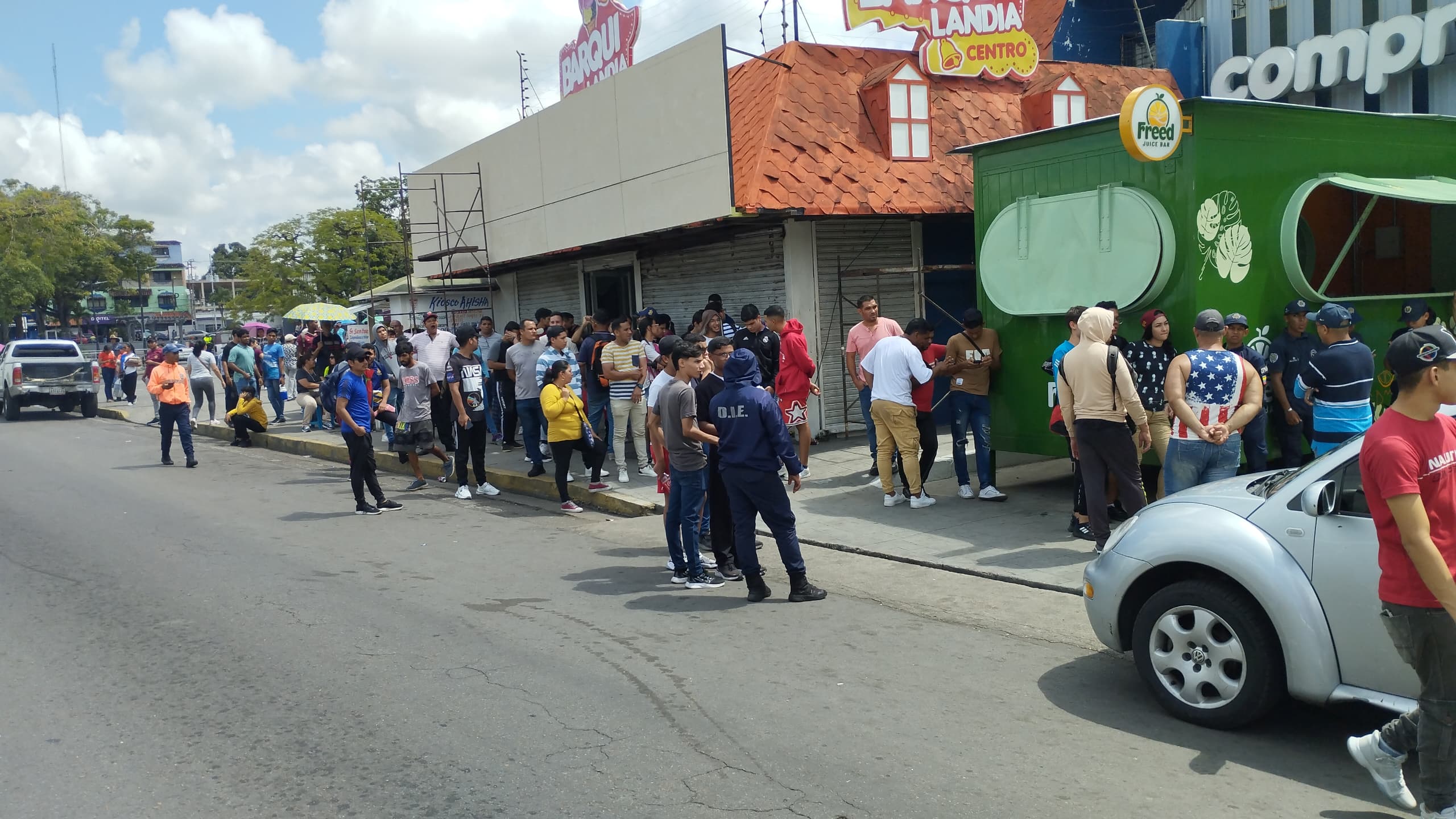 Fanáticos se calan largas colas para comprar boletos del partido de La Vinotinto y Argentina