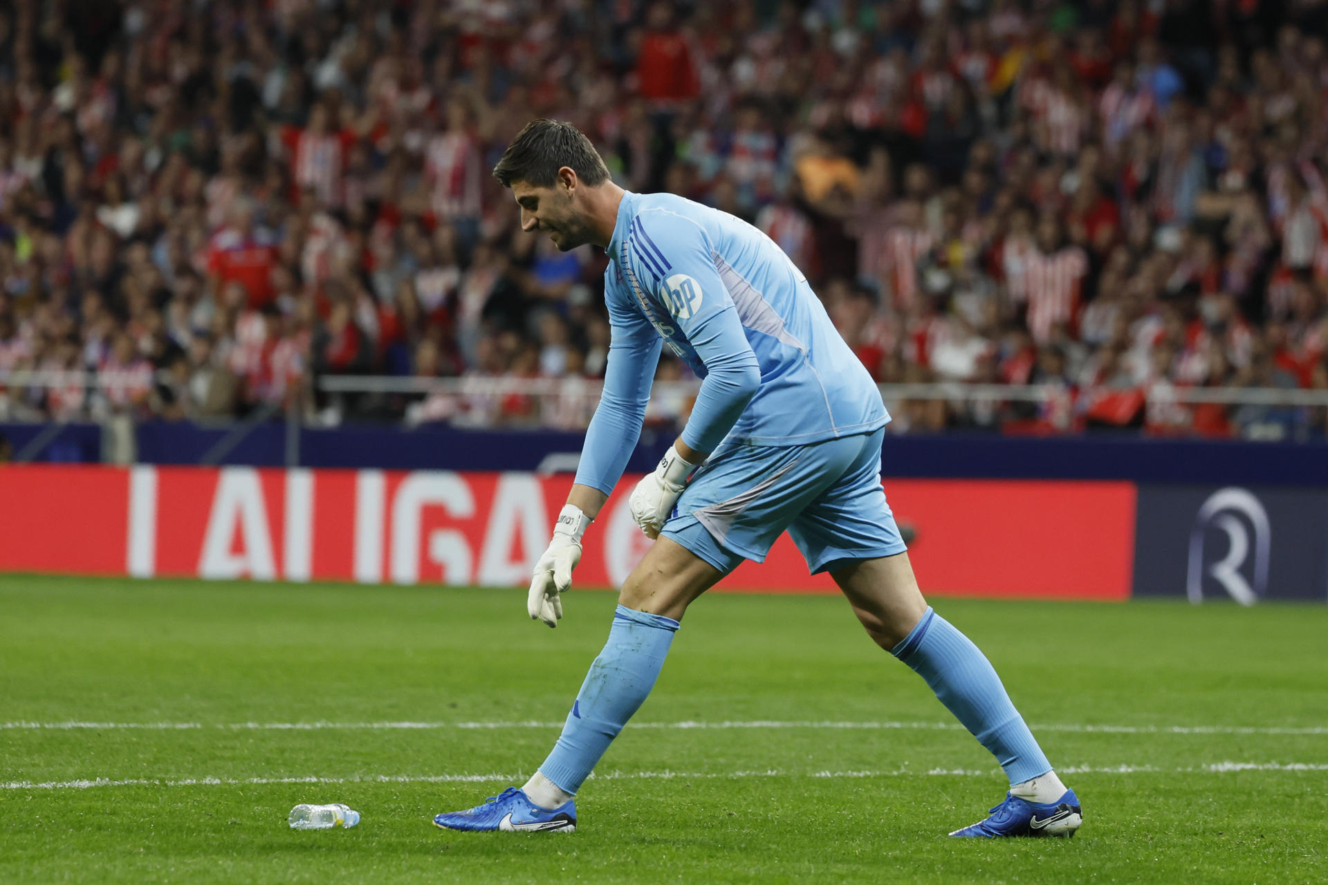 Ultras colchoneros amenazaron de muerte a Thibaut Courtois antes de lanzarle objetos