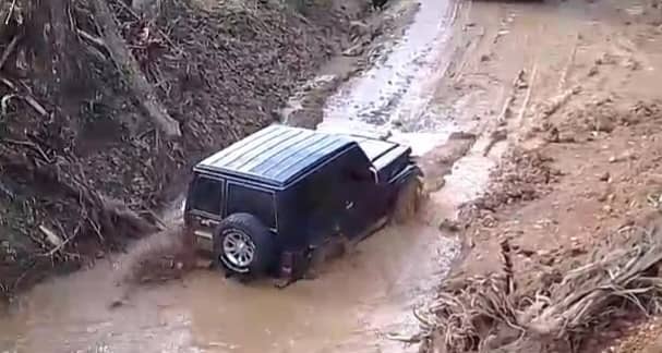 Conductores maniobran para pasar la zona de derrumbes en la carretera de Calderas en Barinas