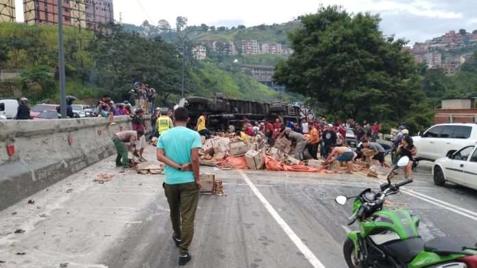 Muchedumbre se abalanzó hacia cargamento de huevos tras volcarse gandola en la ARC (VIDEO)