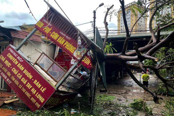 Al menos 13 desaparecidos al desplomarse un puente en medio del temporal en Vietnam