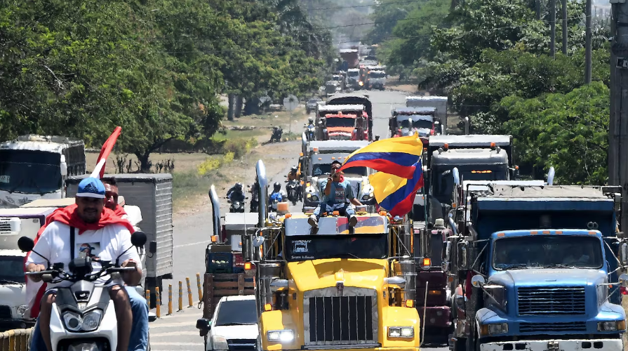 Centenares de camioneros protestan en Colombia contra anuncio de alza de precio del diesel