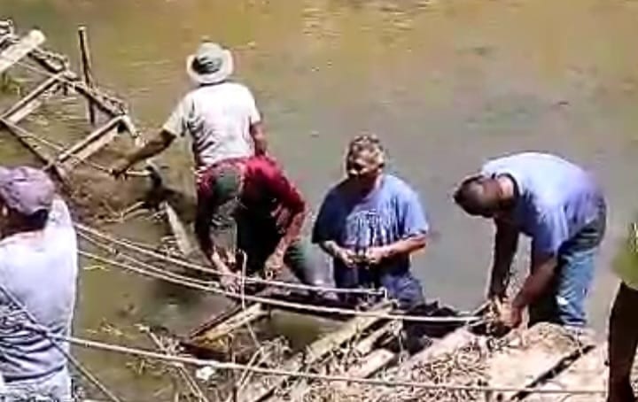 Vecinos del sector Altamira de Barinas intentan levantar el puente colgante derribado por las lluvias