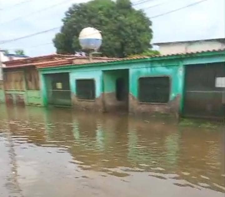 Fuertes lluvias afectan al municipio Valmore Rodríguez en Zulia este #17sept