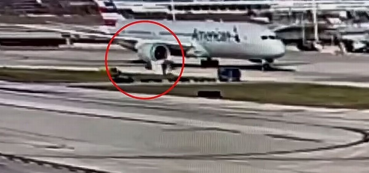 Susto en Chicago: Motor de un avión succionó camión de equipaje y lo destrozó delante de todos (VIDEO)