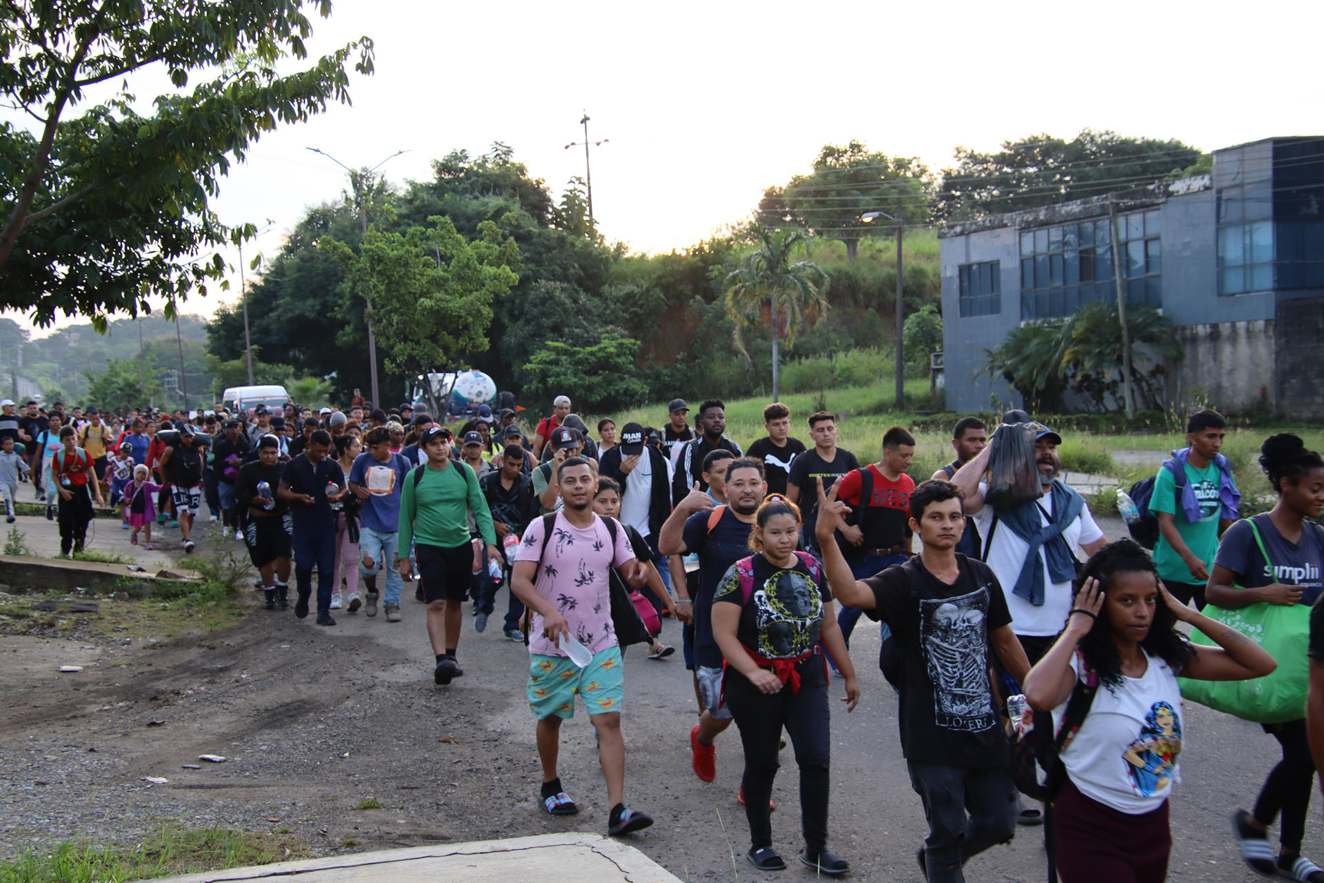 Caravana de migrantes, en su mayoría venezolanos, salió desde el sur de México ante la falta de empleos