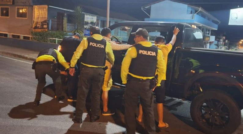 Sorprendente detención en Ecuador a tres personas que trasladaban maletas con más de 700 mil dólares