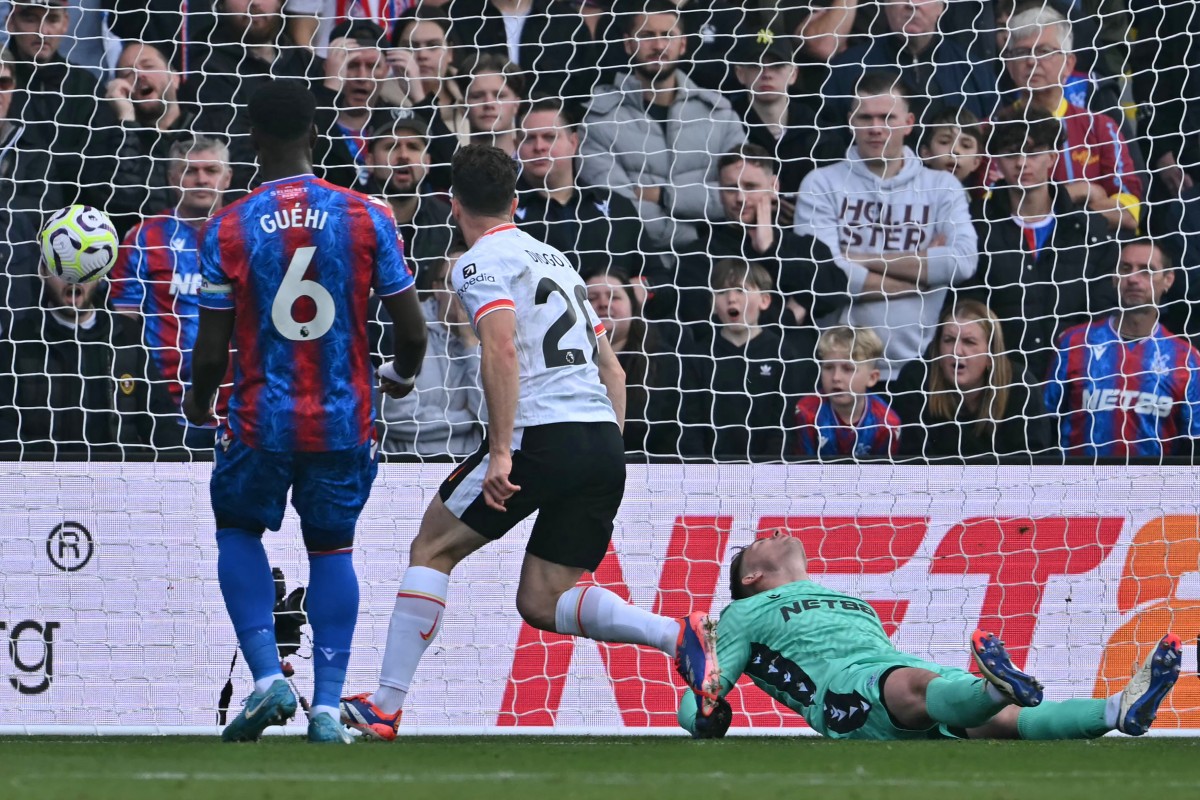 Diogo Jota brilló en accidentado juego para que Liverpool conserve la cima de la Premier League