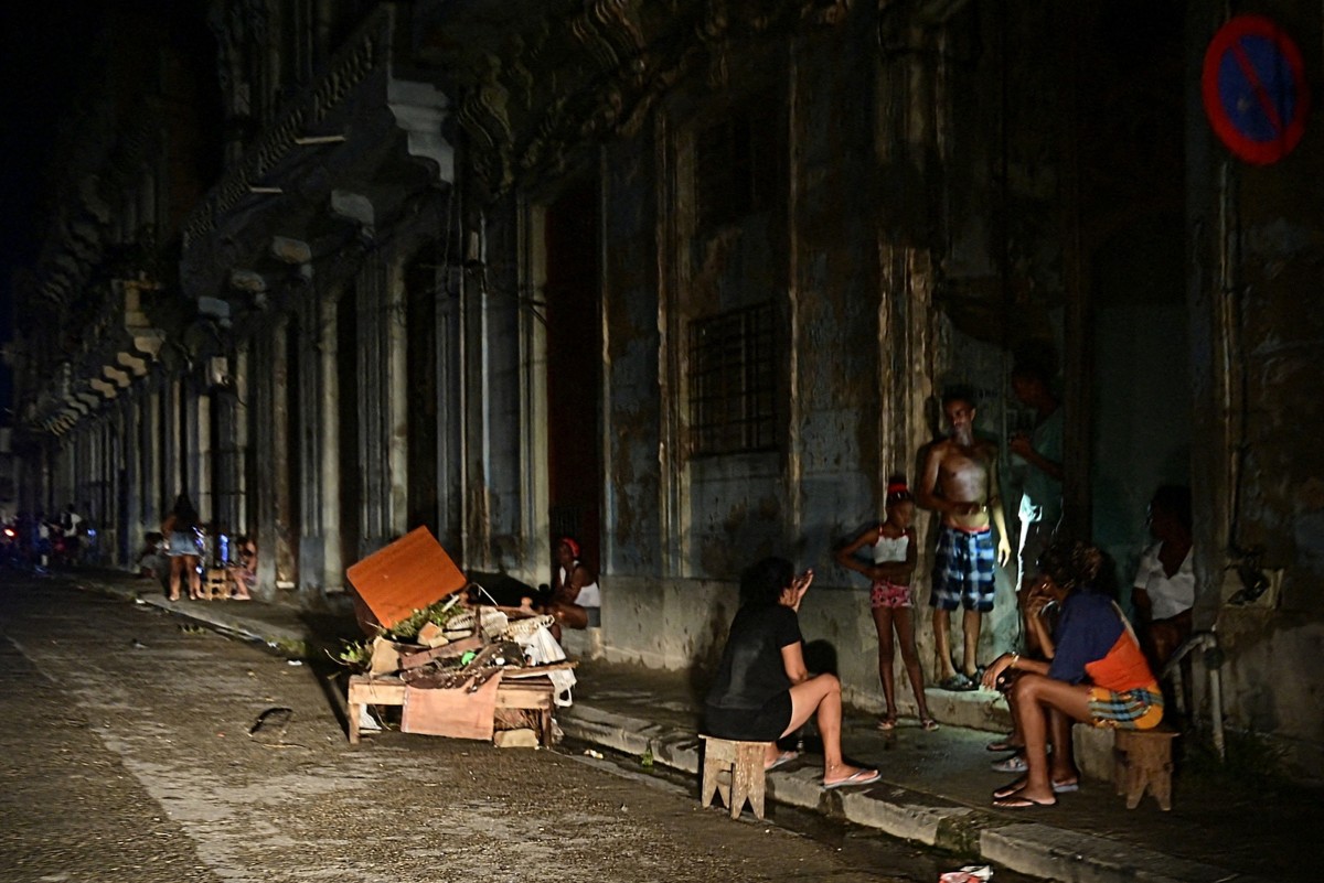 Calles espectrales y cena en hogueras: una noche a oscuras en el gran apagón de Cuba