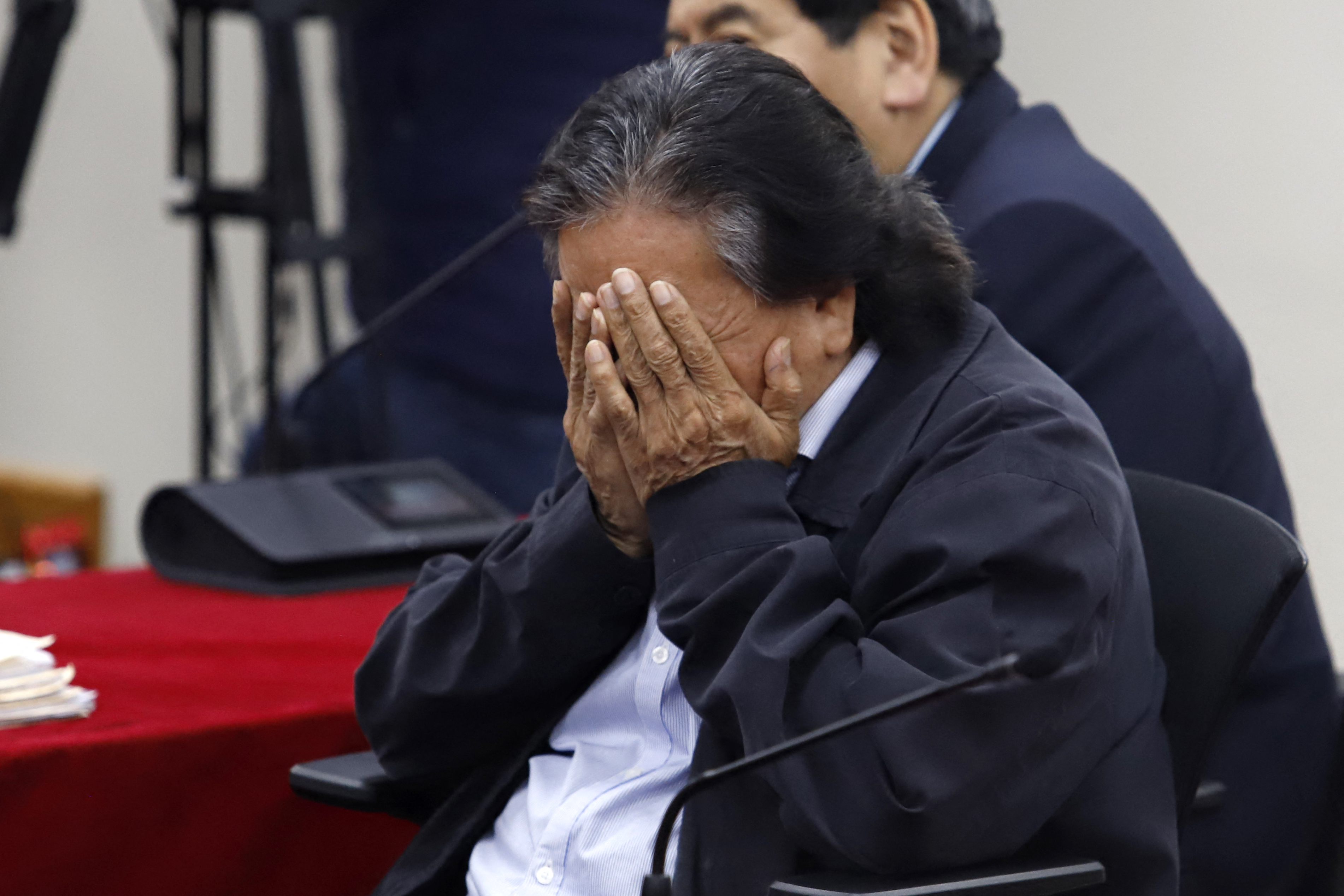 Condenan a 20 años de cárcel al expresidente peruano Alejandro Toledo por corrupción  