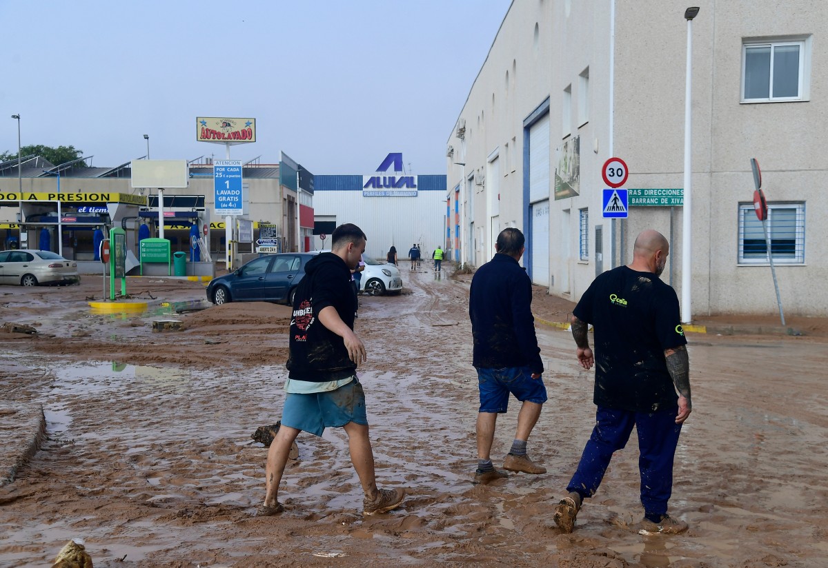 Los reyes de España dicen estar “desolados” por inundaciones que han dejado 51 muertos