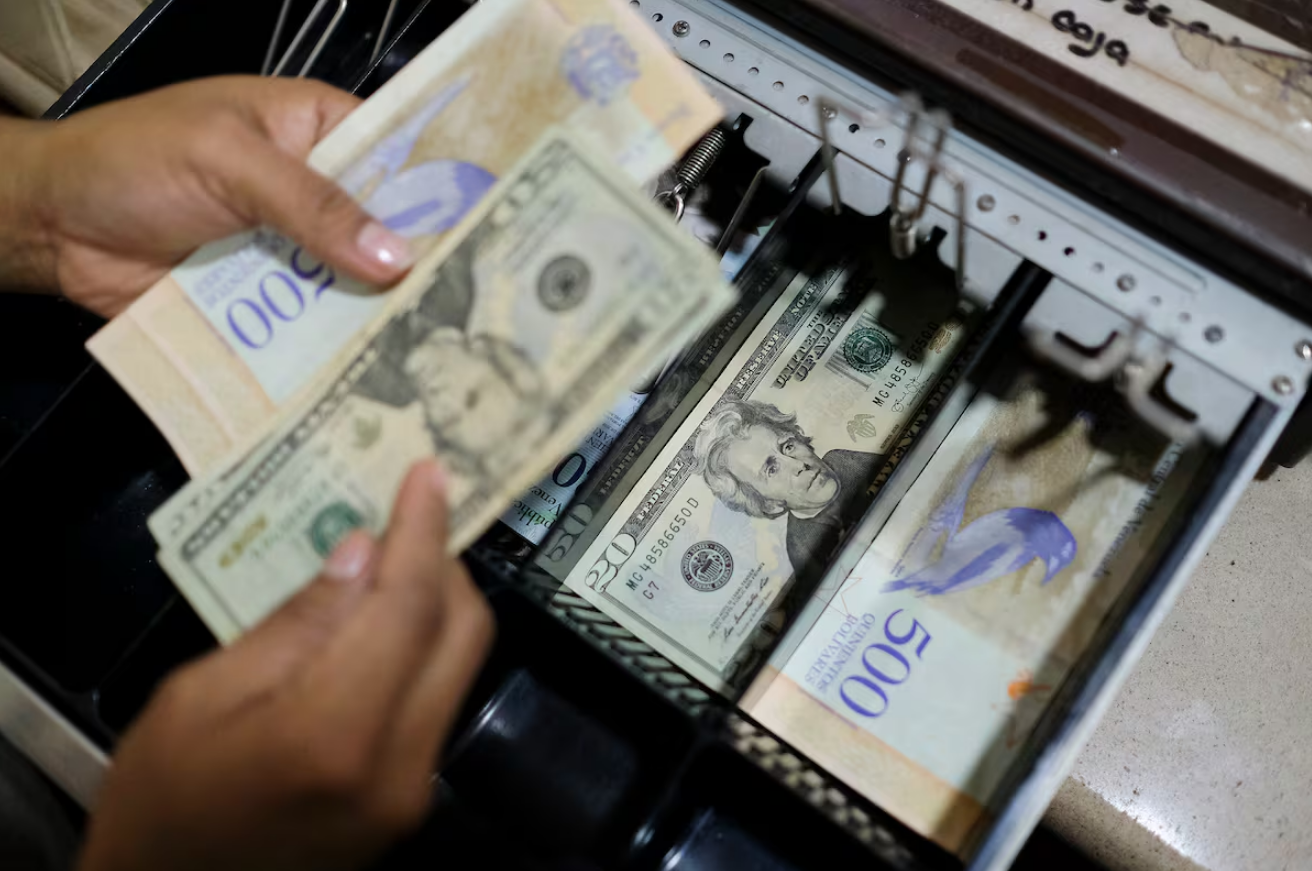 La brecha cambiaria con el dólar se dispara en Venezuela y enfrenta a clientes y comerciantes