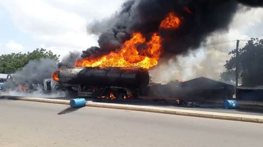 Explosión de camión cisterna dejó al menos 140 muertos y muchas imágenes desoladoras en Nigeria