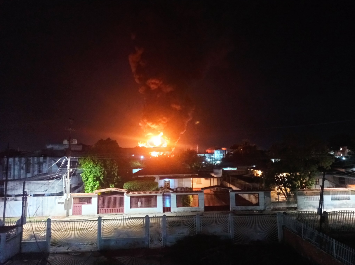 Incendio en tanque de Pdvsa ardió toda la noche en Cabimas pese a la labor de los bomberos