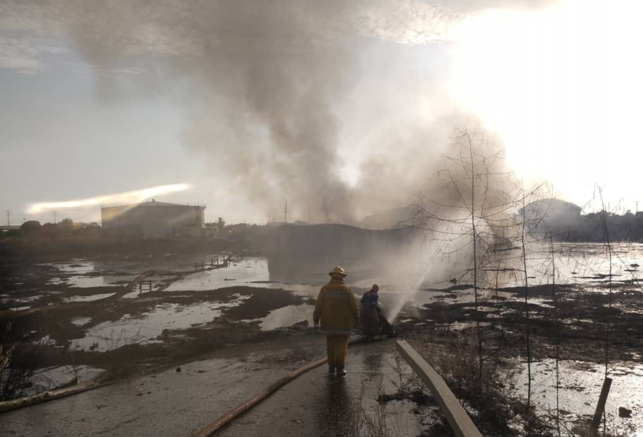 Bomberos lograron mermar las llamas en tanque de almacenamiento de Pdvsa en Cabimas