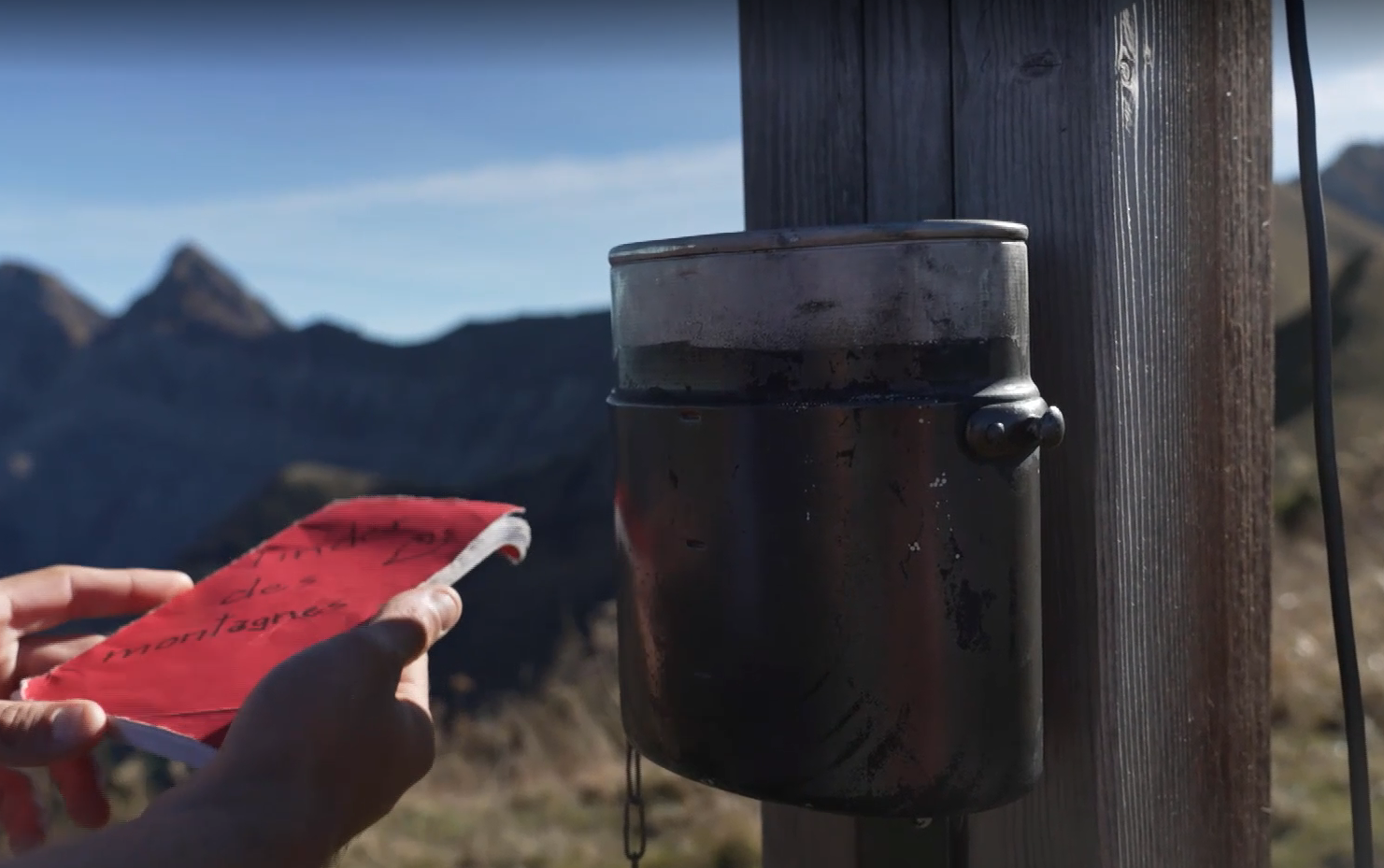 Ingenioso joven creó un “Tinder de libretas” para ligar en las montañas de Suiza