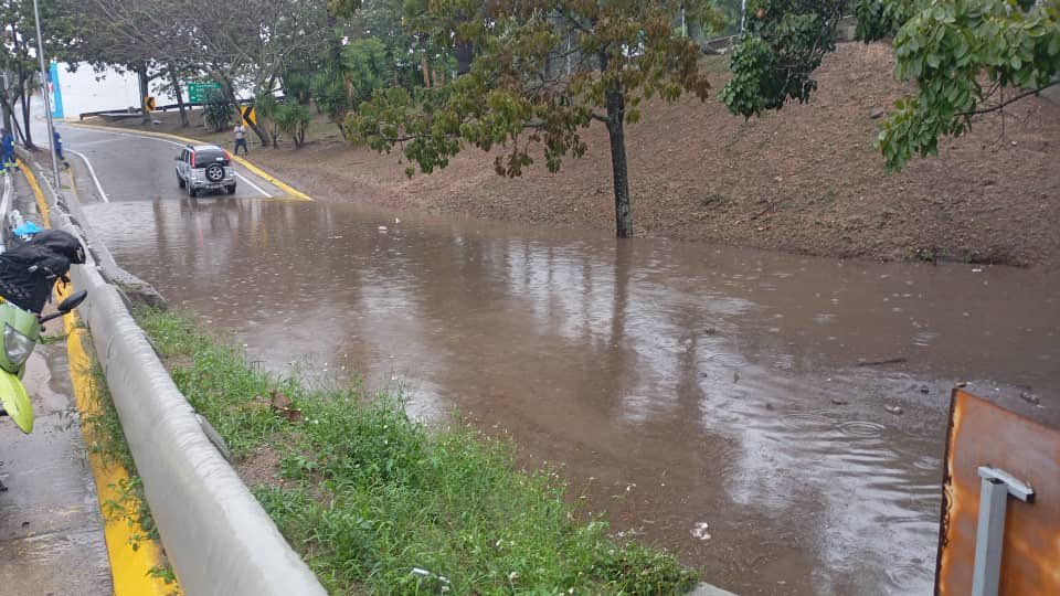 IMÁGENES: dos vehículos quedaron atrapados en mega laguna que se hizo en el Distribuidor Maripérez 