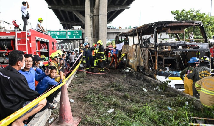 Tailandia trata de identificar a los 23 fallecidos por el incendio en un autobús escolar