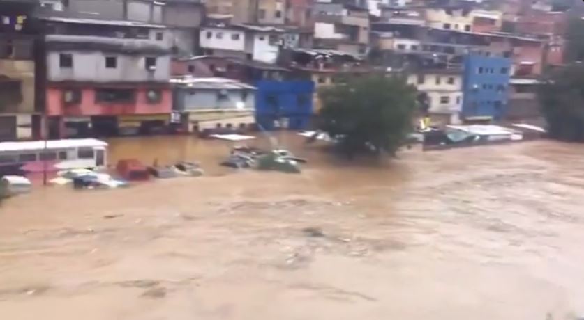 Petare quedó como un río por el Cordonazo de San Francisco este #5Oct (VIDEO)