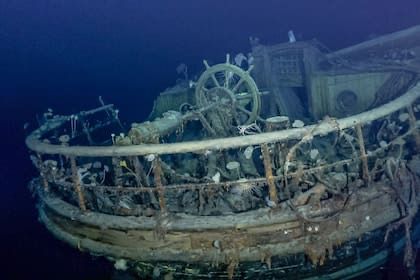 Las extraordinarias imágenes que muestran un barco hundido en la Artártida hace más de 100 años